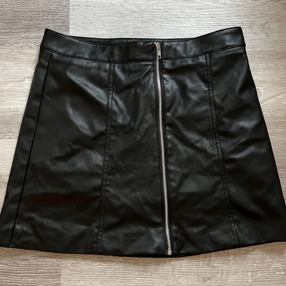 Divided pleather skirt - Picture 1 of 1